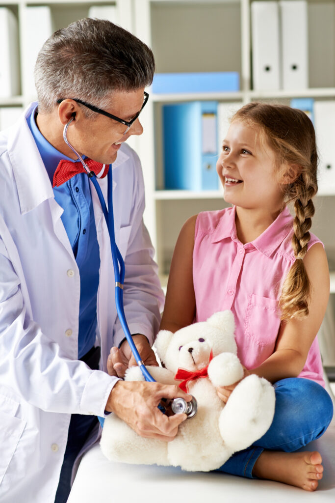 Lekarz mający łatwość kontaktu z dziećmi