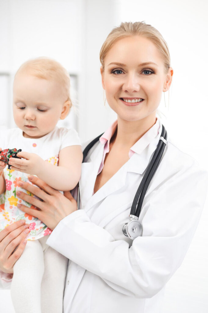 Lekarz neurolog z dzieckiem na rękach