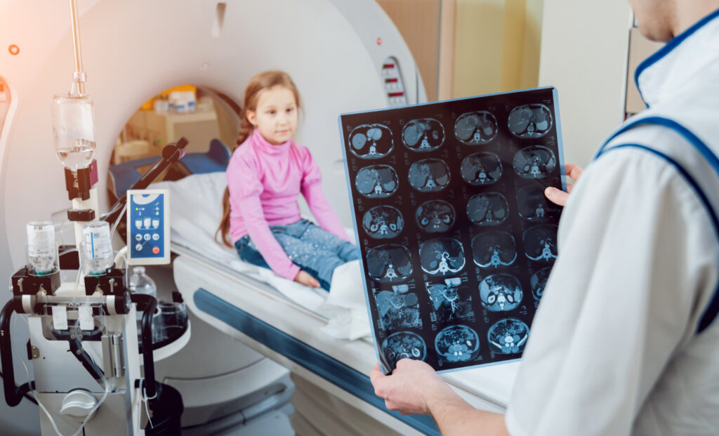 Lekarz z wynikami tomografii komputerowej dziecka