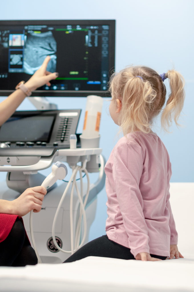 Pani doktor pokazuje badanie usg